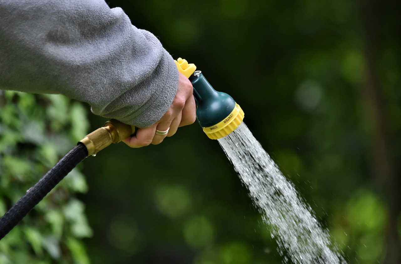 Slimme sproeiers irrigeren automatisch een groene tuin.