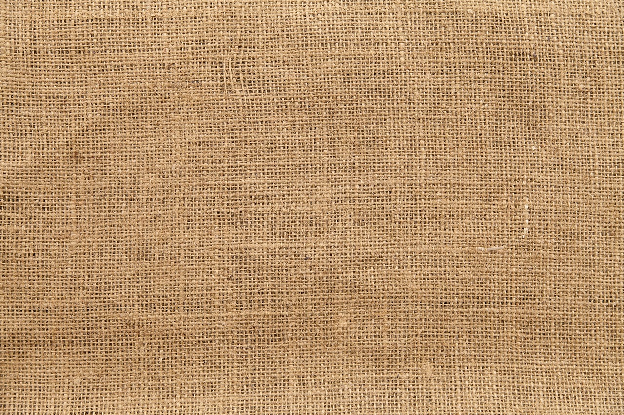 Linnen gordijnen naast antiek houten bureau. Linnen gordijnen naast antiek houten bureau.