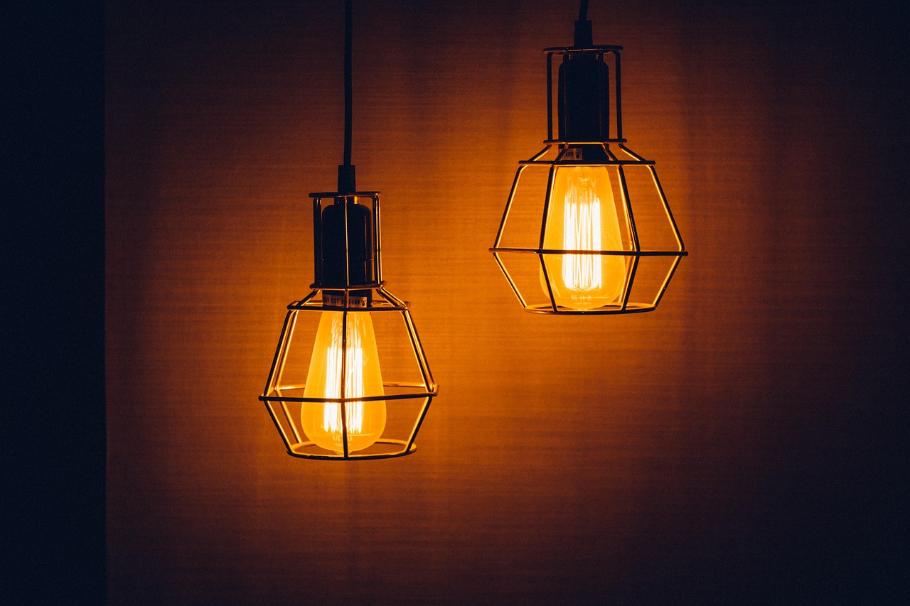 Industriële hanglampen verlichten ruime halruimte. Industriële hanglampen verlichten ruime halruimte.
