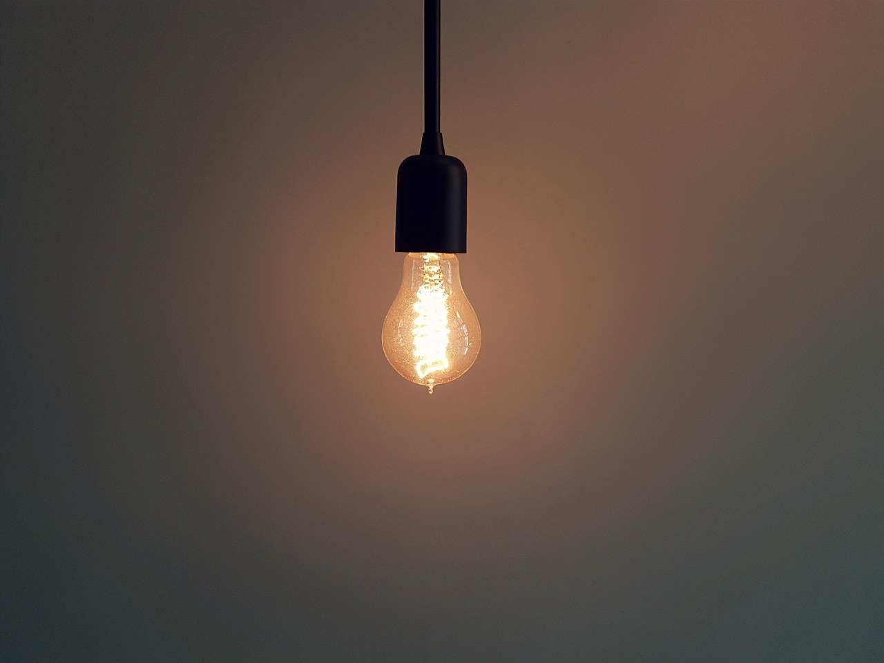 Elegante glazen hanglampen in minimalistische hal. Elegante glazen hanglampen in minimalistische hal.