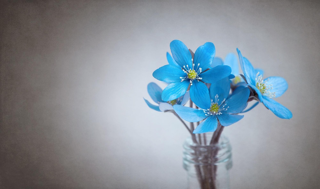 Paasdecoratie met felgekleurde lentebloemen en eieren.