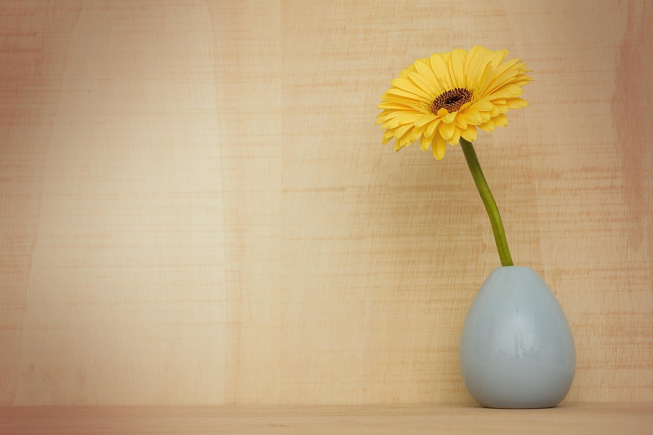 Handgemaakte bloemkransen als tafeldecoratie voor Pasen.